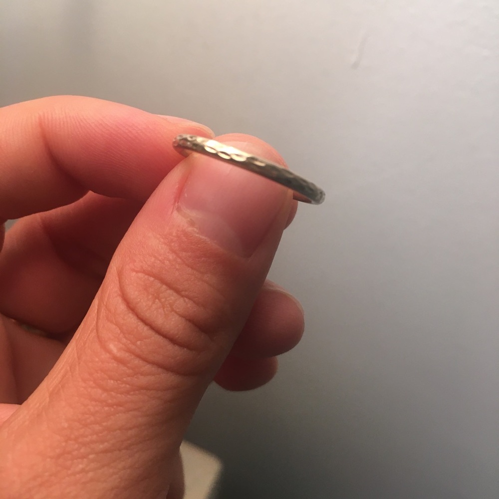 14k Stamped hammered gold ring - Picture 7 of 8